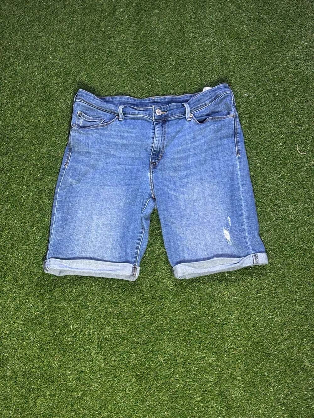 Levi's Women's Mid-Length Cuffed Denim Shorts Size 32